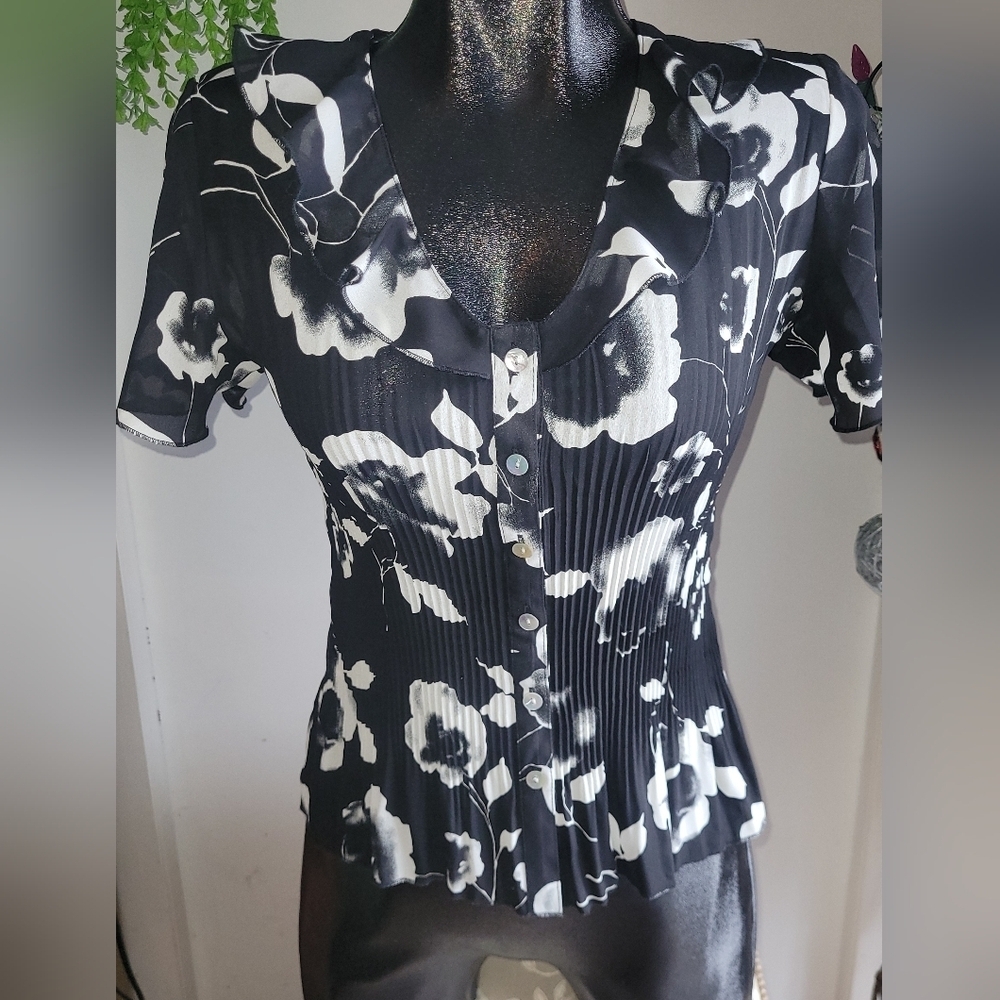 Nicola Petites Black and White Accordion Pleated Short Sleeve Top Size PS